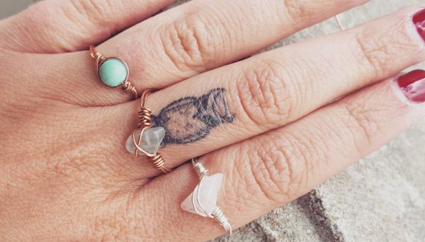 Eule Tattoo auf Finger für Frauen