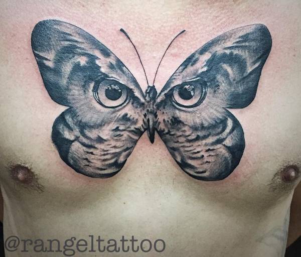 Eulen Tattoo mit Schmetterling auf der Brust der Männer