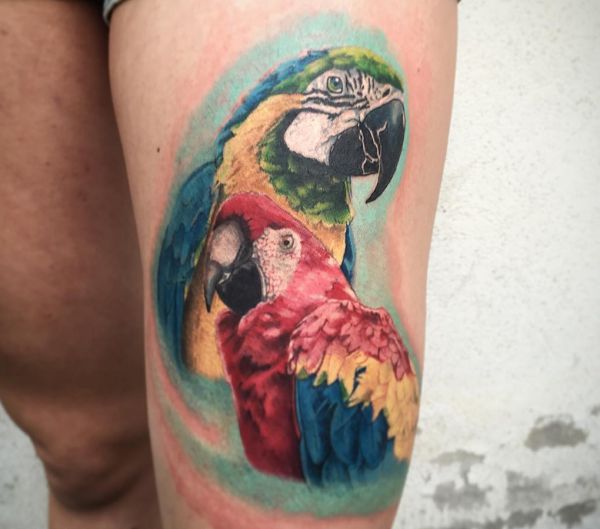 Zwei Papagei Tattoo am Oberschenkel