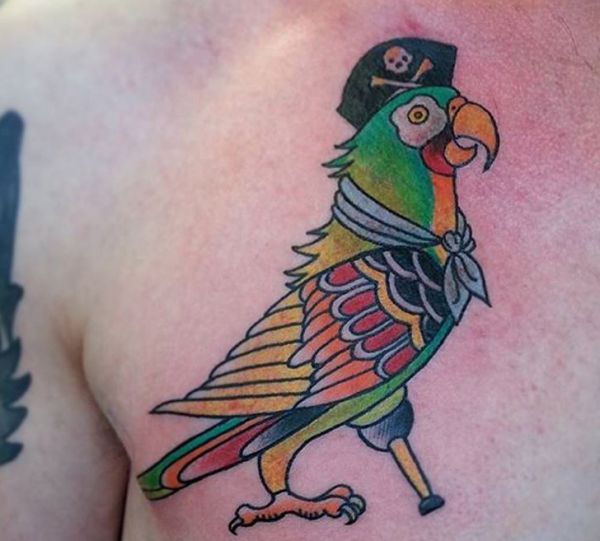 Pirat Papagei Tattoo auf der Brust der Männer