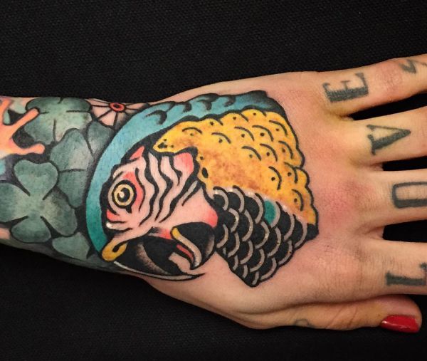 Papagei Tattoo auf Hand für Frau