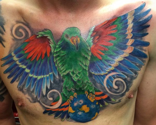 Papagei Tattoo auf der Brust der Männer
