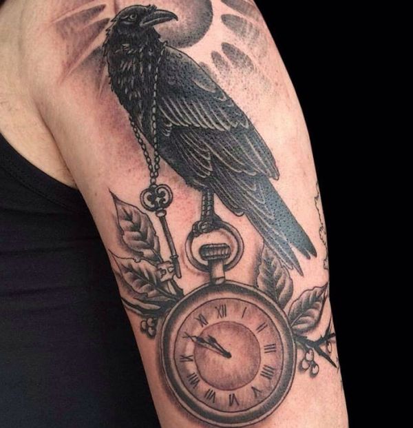 Rabe Tattoo mit Uhr auf dem Arm Männer