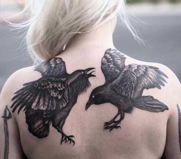 Die Zwei Raben Tattoo am Rücken für Frau
