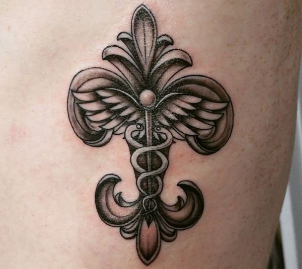 Stab mit zwei schlangen und flügeln und Fleur-de-lis Tattoo Design