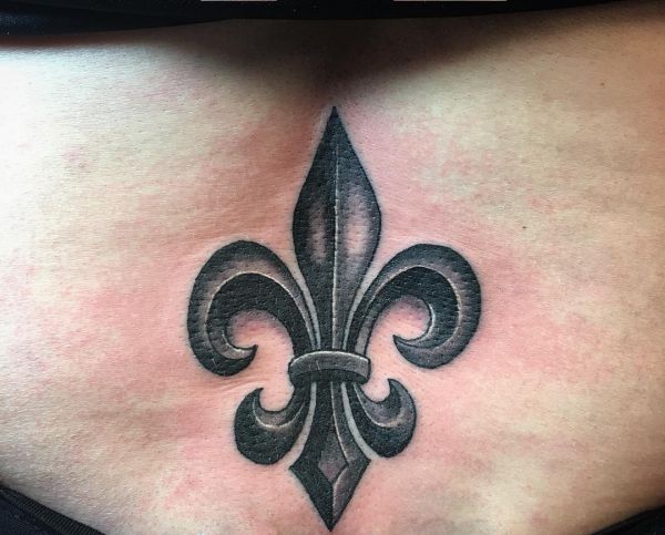 Fleur-de-lis Tattoo Design am Unterer Rücken