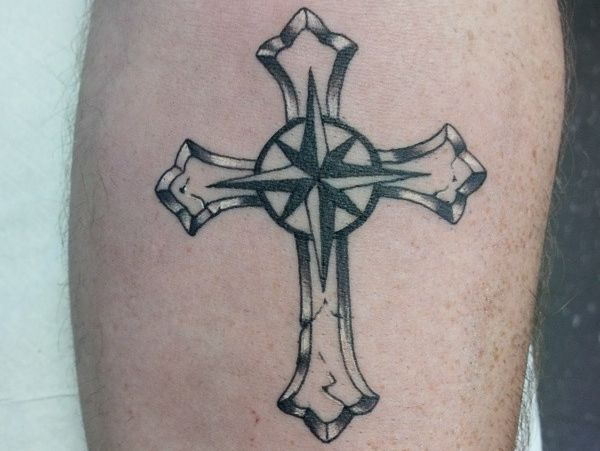 Kompass mit Kreuz am Unterarm