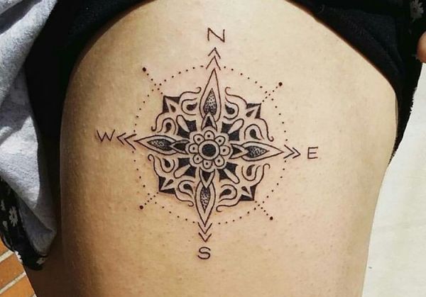Mandala Kompass Tattoo am Oberschenkel für Frauen