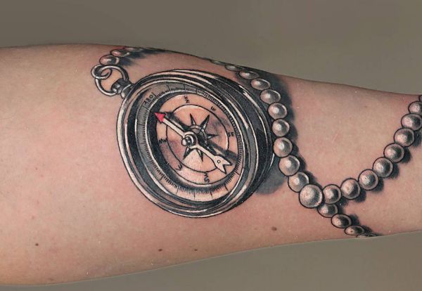 3D Kompass Tattoo auf Arm innerseite für Frau