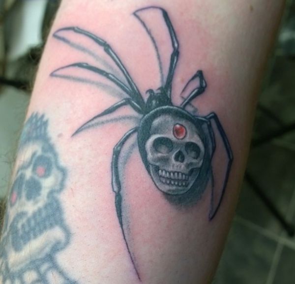 Spinne Tattoo mit Totenkopf auf dem Arm