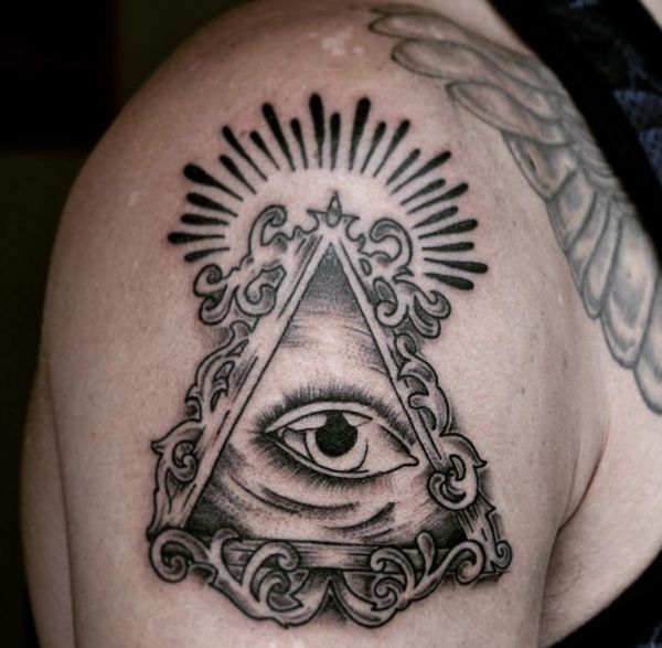 Auge von Providence Tattoo am Oberarm