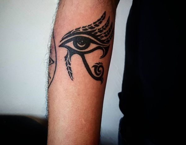 Auge von Horus Tattoo am Unterarm