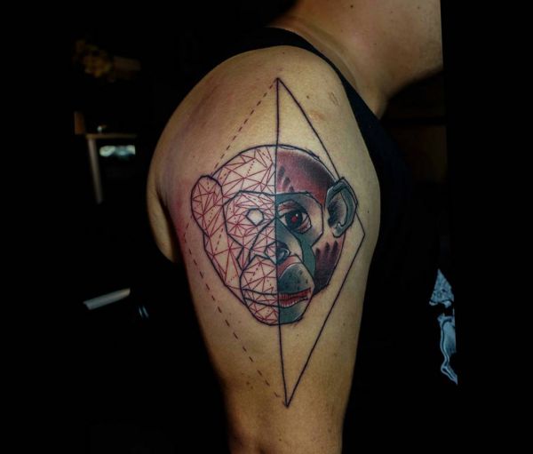 Geometrisch Affenkopf Tattoo Design am Oberarm