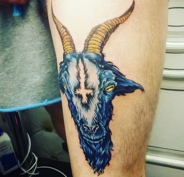 Ziege mit Petruskreuz Tattoo am Oberschenkel Blau