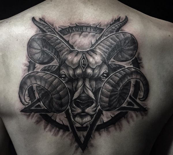 Pentagramm mit Ziege Tattoo am Rücken