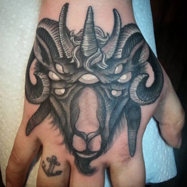 Ziege Tattoo auf der Hand