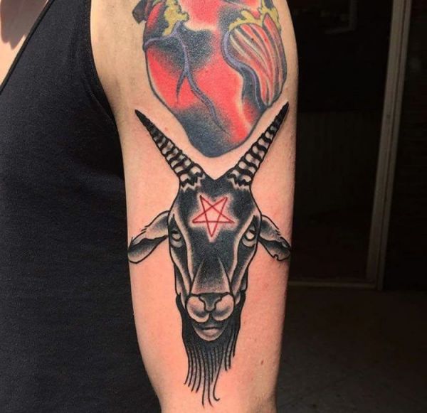 Pentagramm und Ziege Tattoo am Oberarm