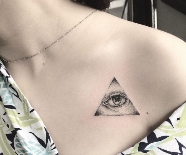 Auge von Providence Tattoo am Brust