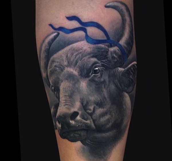 Realistisch Wasserbüffel Tattoo Design auf der Bein