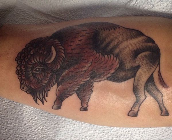 Büffel Tattoo Idee am Oberarm