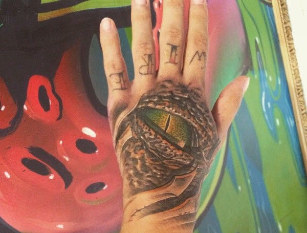 Krokodile Auge Tattoo Motive auf Hand