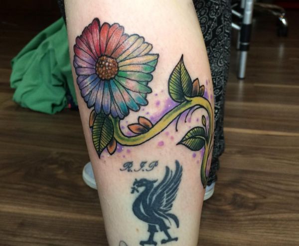 Bunte Gänseblümchen Tattoo auf der Bein