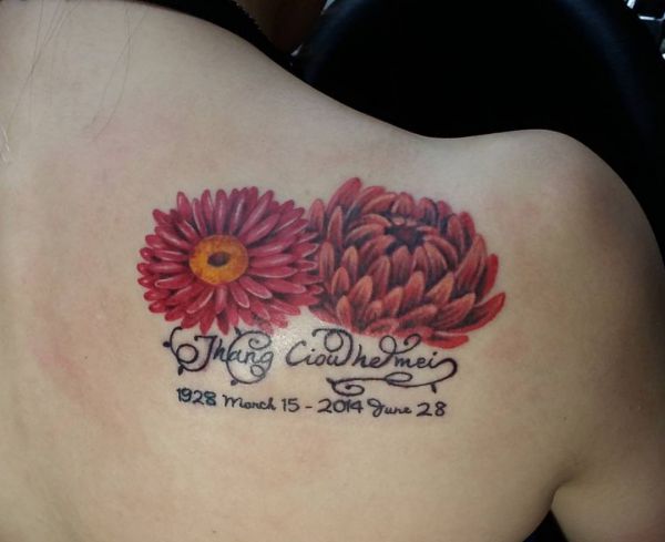 Tattoo Rote Gänseblümchen mit Namen und Datum