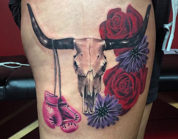 Tattoo Lila Gänseblümchen Rosen Büffelschädel und Boxhandschuhe
