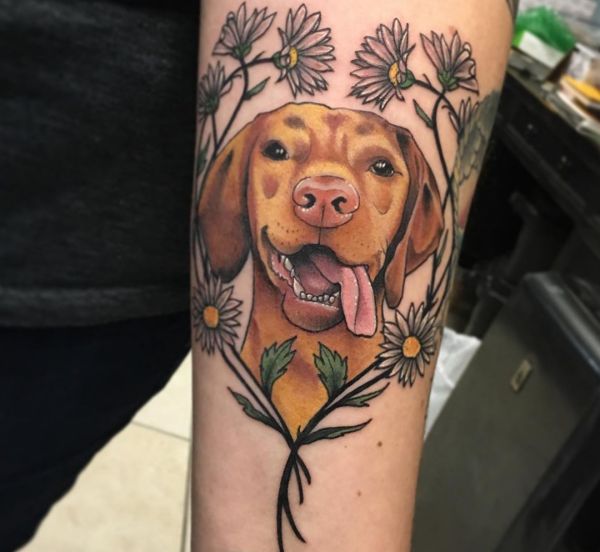 Hunde mit Gänseblümchen Design auf dem Arm
