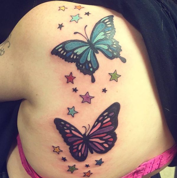 Tattoo Sternen Design mit Schmetterling am Rücken