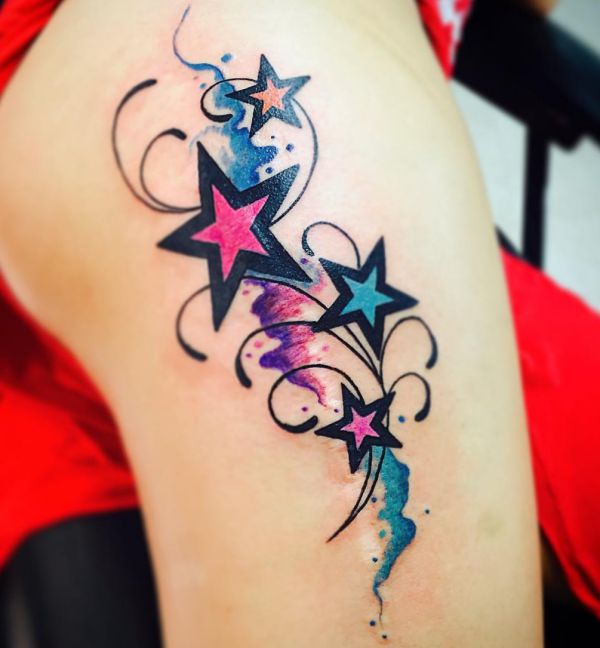 Wasserfarben Sternen Tattoo Design auf der Hüfte
