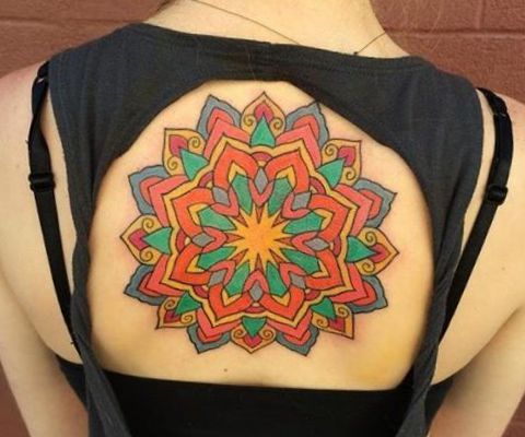 Bunte Mandala Stern Tattoo Design am Rücken