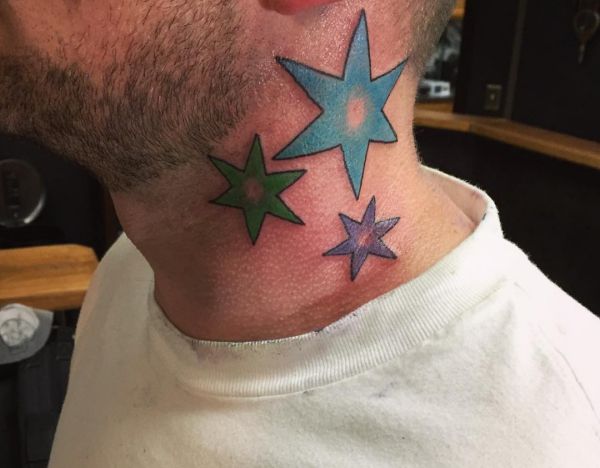 Sternen Tattoo um den Hals der Männer