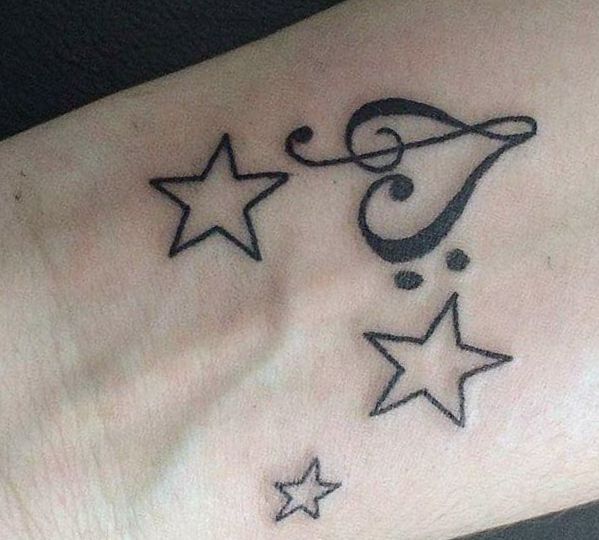 Sternen Tattoo mit musikalischen Symbole am Handgelenk