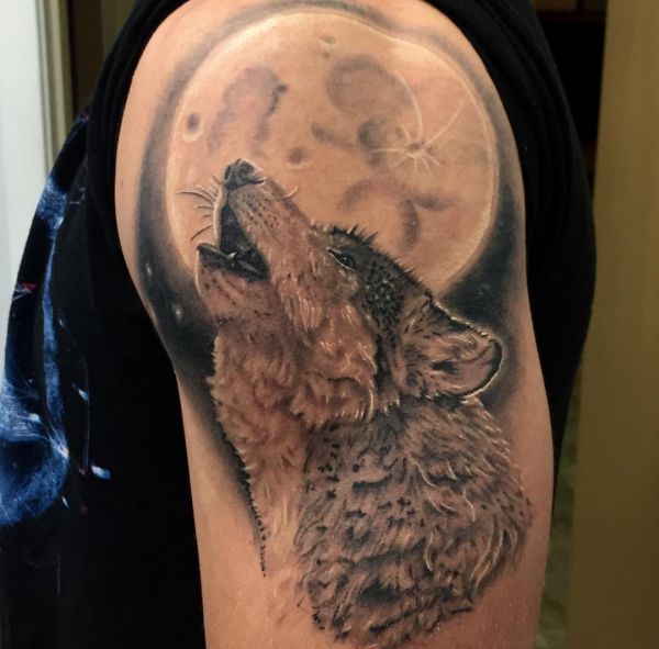 Mond und Wolf Tattoo am Oberarm