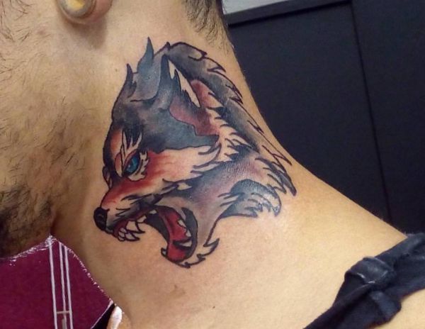 Wolf Tattoo Design um den Hals