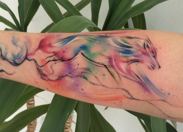 Aquarell Wolf Tattoo auf dem Arm