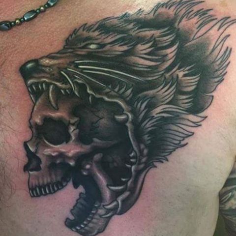 Wolf mit Schädel Tattoo am Brust