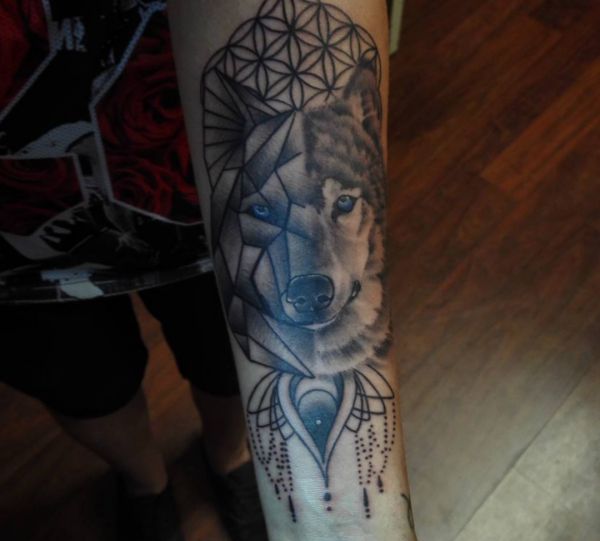 Geometrisch Wolfskopf Tattoo auf dem Arm