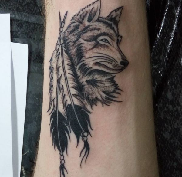 Wolf mit Feder Tattoo am Unterarm