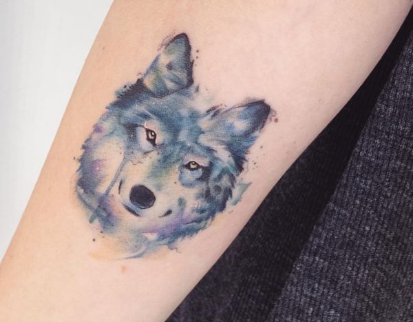 Kleiner Wolfskopf Tattoo auf dem Arm