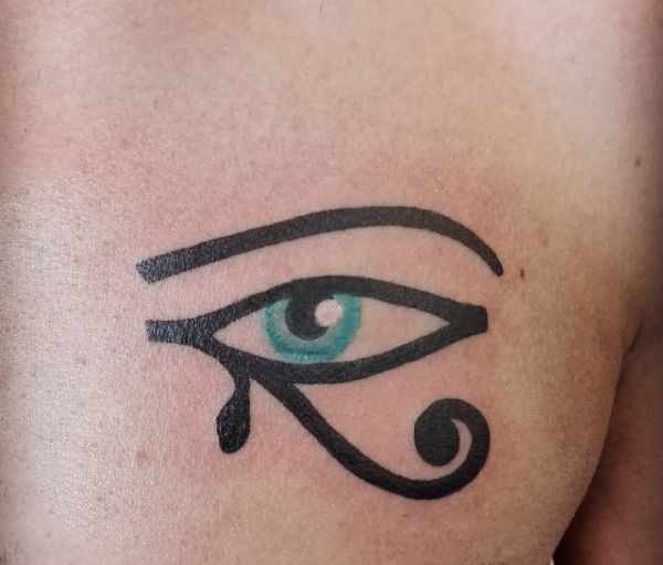 Auge von Horus Design auf der Brust