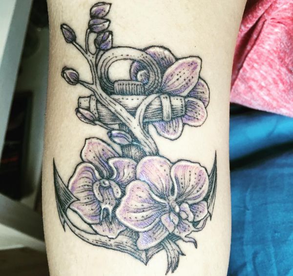Anker mit Blumen auf Arm