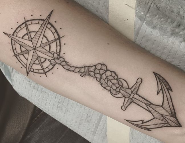 Anker mit Kompass Tattoo am Unterarm
