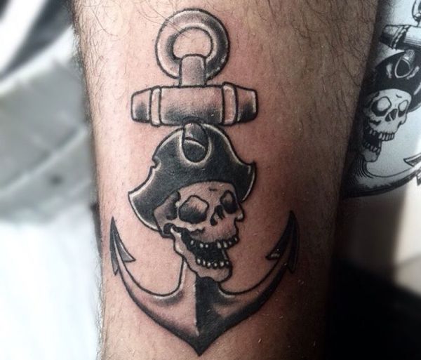 Anker Tattoo mit Totenkopf auf Bein