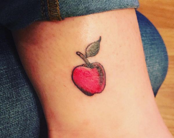 Kleiner Apfel Tattoo am Knöchel