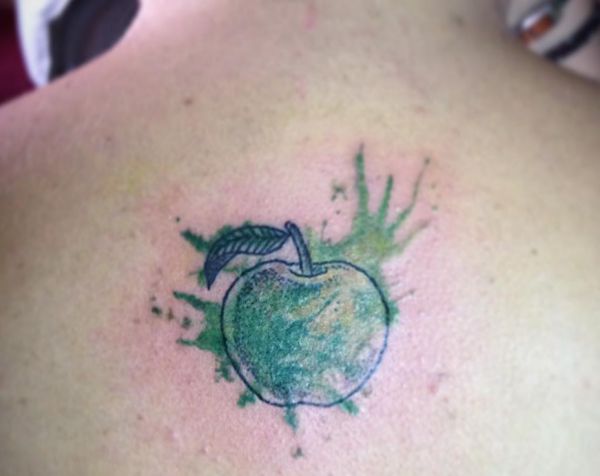Wasserfarben Grün Apfel Tattoo am Rücken