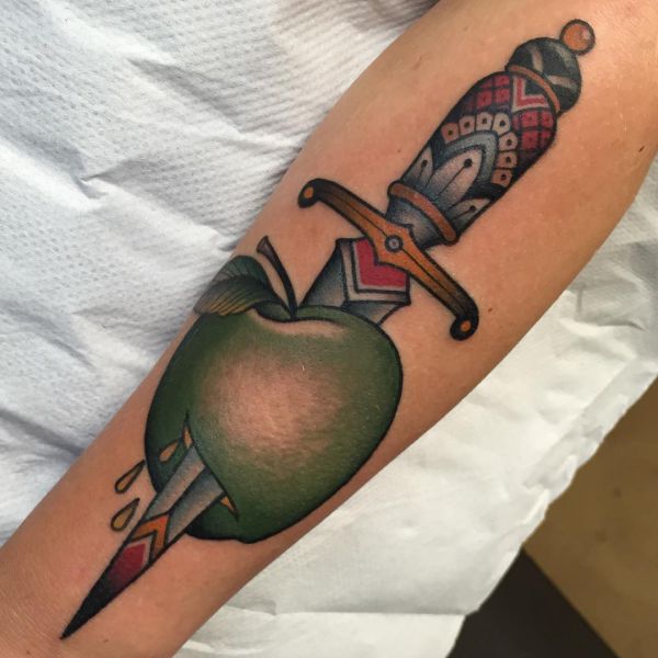 Apfel mit Dolch Design auf dem Arm
