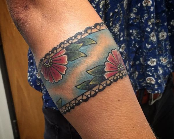 Tattoos frauen arm blumen