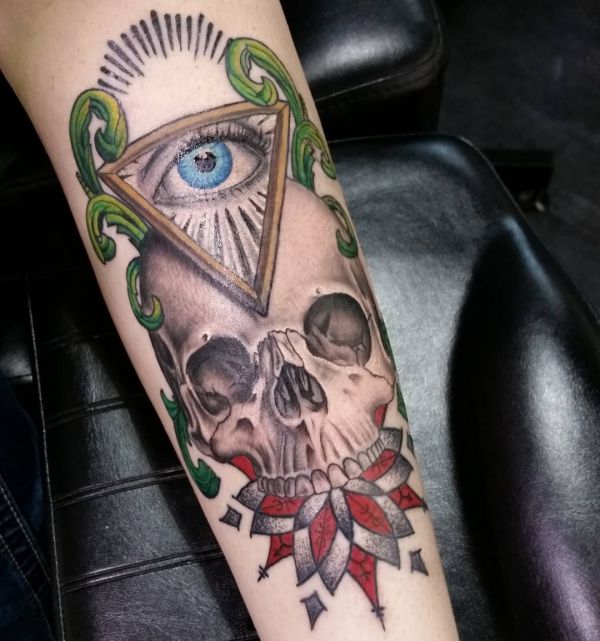 Auge von Providence Tattoo mit Schädel